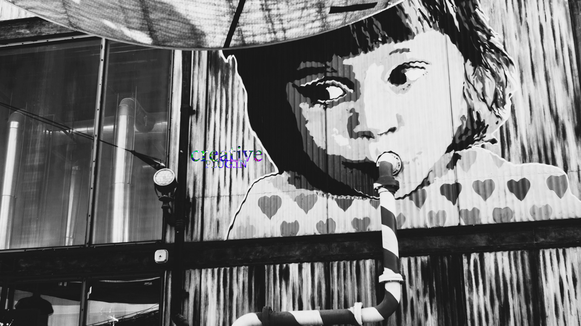 Mural eines Mädchens, das an einem Strohhalm saugt,  der eigentlich ein wasserroh ist.